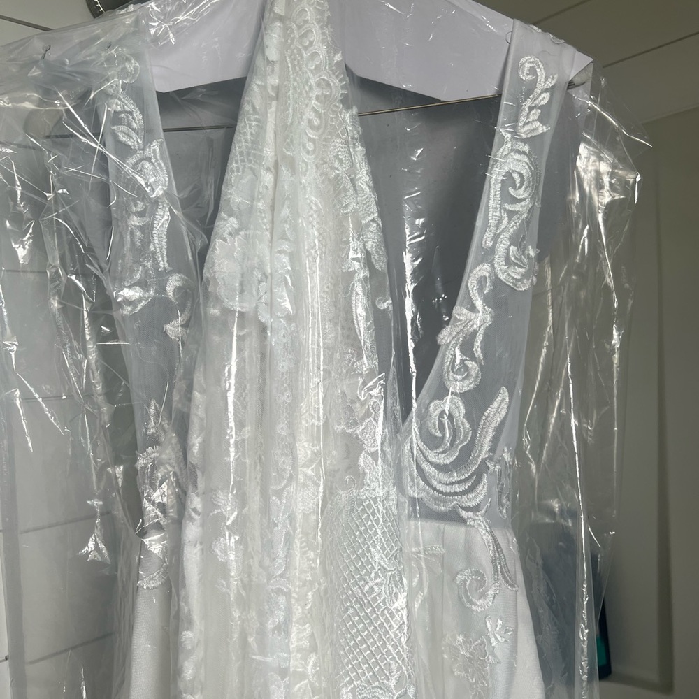 Wedding Dress Size 2 Ivory Lace Form Fitting Dress brides dress bridal bride - Picture 12 of 13